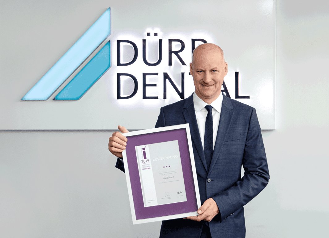 Martin Dürrstein (CEO) präsentiert die Auszeichnung „Innovator 2019“