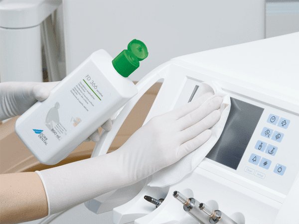Anche le apparecchiature elettroniche nello studio devono essere disinfettate.