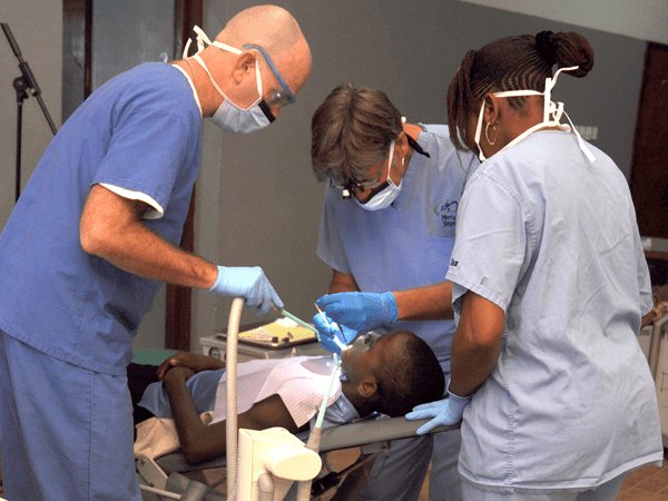 Zahnbehandlung mit einem mobilen Absaugsystem von Dürr Dental während des Mercy Ships Einsatzes in Sierra Leone 2011.