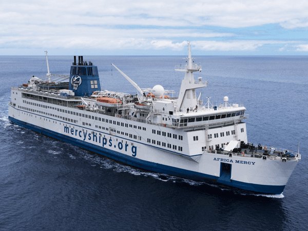 Die Hilfsorganisation Mercy Ships betreibt das derzeit größte private Hospitalschiff der Welt mit einem ehrenamtlichen Team, um Hilfe und Heilung zu den Ärmsten der Welt zu bringen.