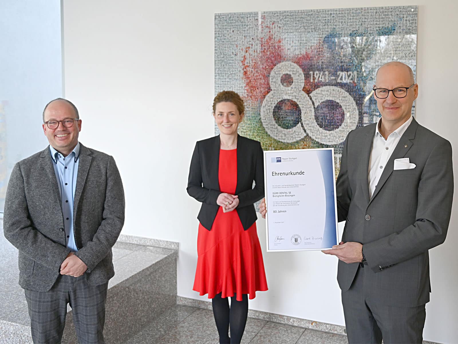 v.l.n.r. Thomas Wiesbauer (Präsident IHK Ludwigsburg), Sigrid Zimmerling (Geschäftsführerin IHK Ludwigsburg) & Martin Dürrstein (CEO DÜRR DENTAL) bei der Übergabe der Ehrenurkunde.  